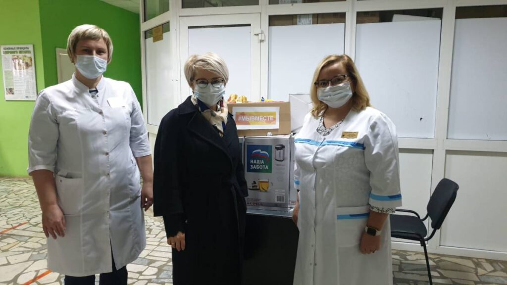 В Уфе в рамках акции «Наша забота» Эльвира Аиткулова передала в городскую больницу № 5 термопоты, маски и сладости